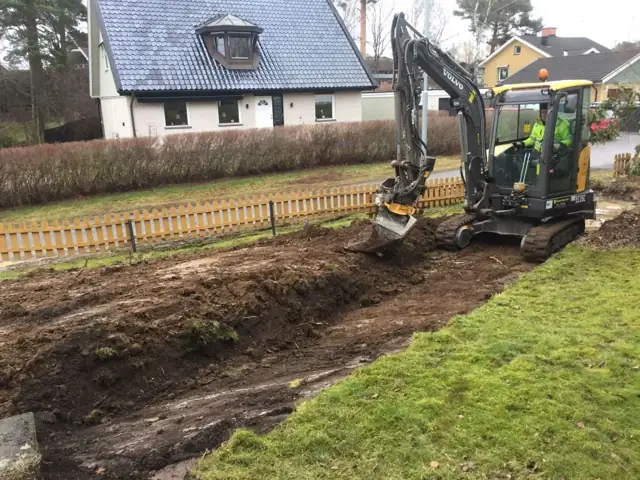 Schakt i trädgård inför ny gång