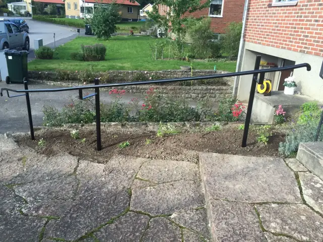 Nytt räcke och stödräcke vid entré