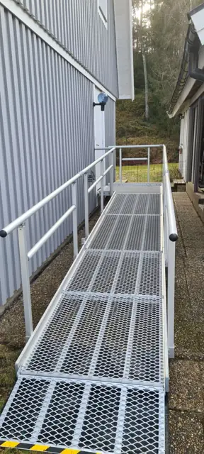 Gallerramp med räcken på båda sidor