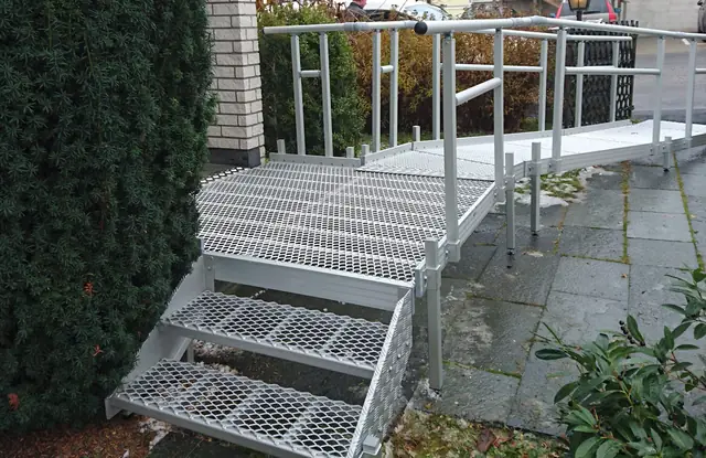 Ramp och trappa i aluminium vid entré